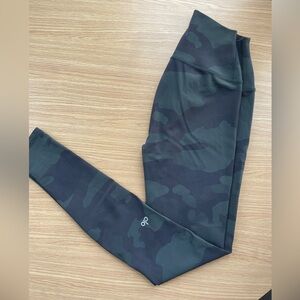 Alo Yoga Camo Leggings Size XS